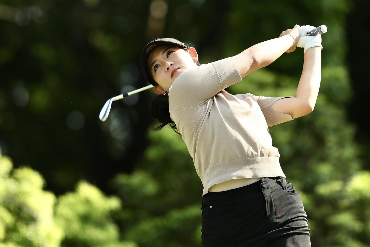 14番、ティーショットを放つ吉本ひ（撮影・河田真司）