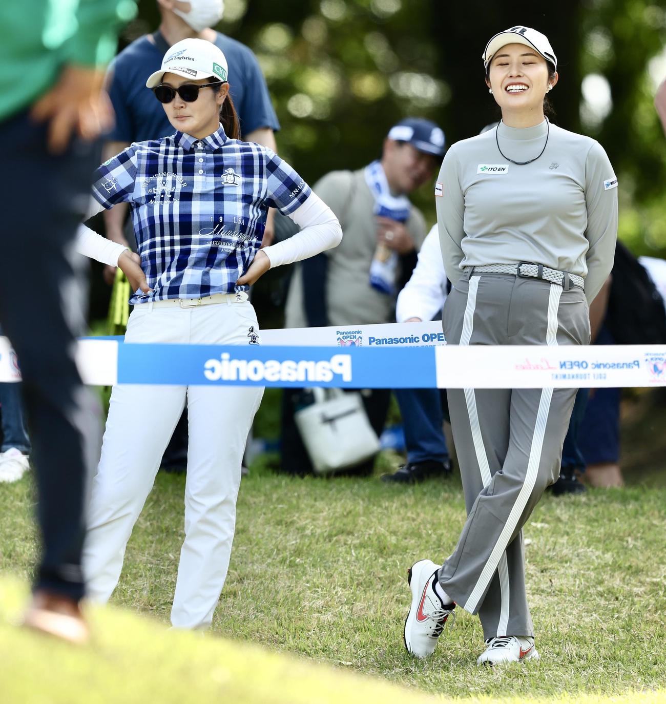 14番、言葉を交わす神谷（左）と大里（撮影・河田真司）