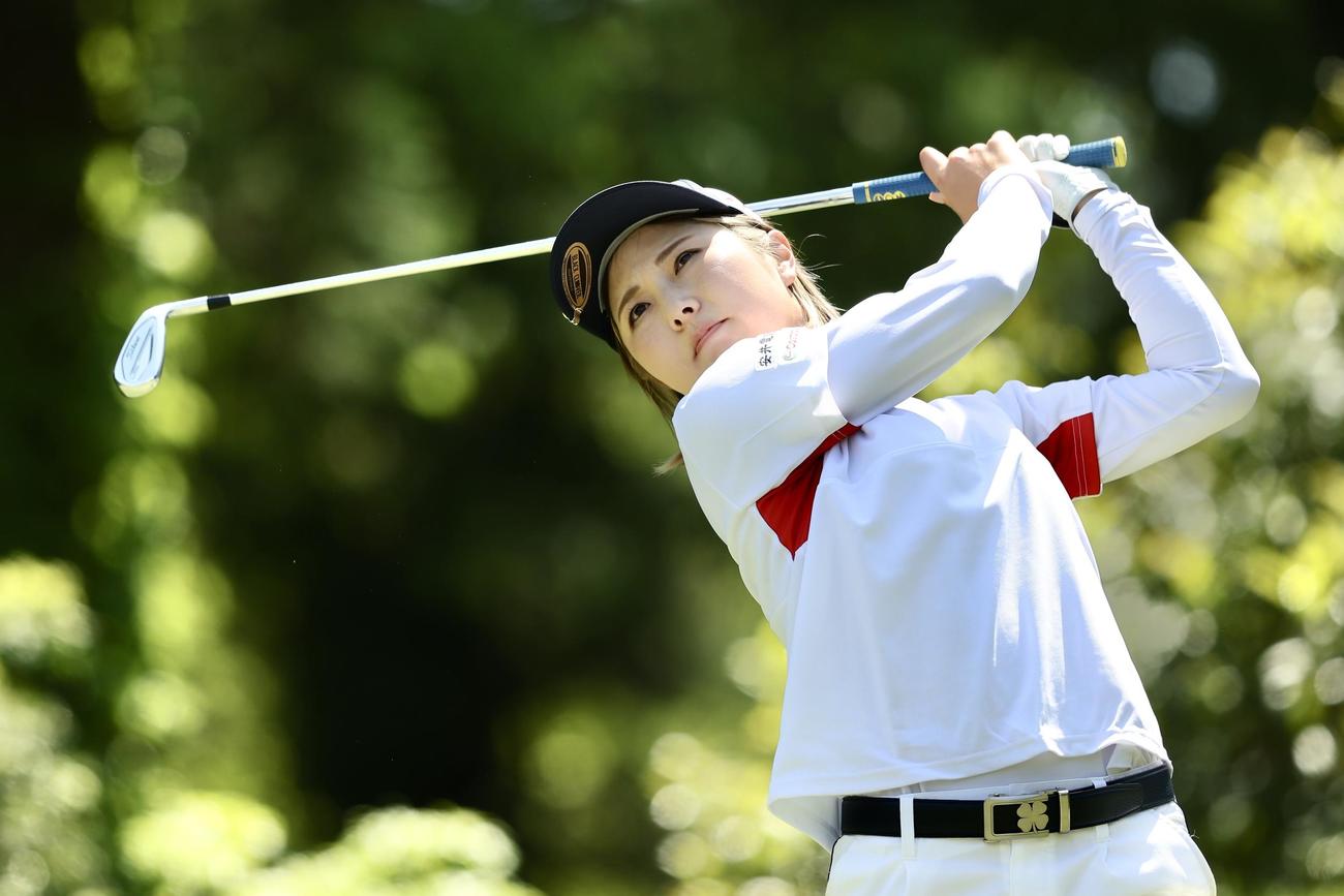 14番、ティーショットを放つ小野（撮影・河田真司）