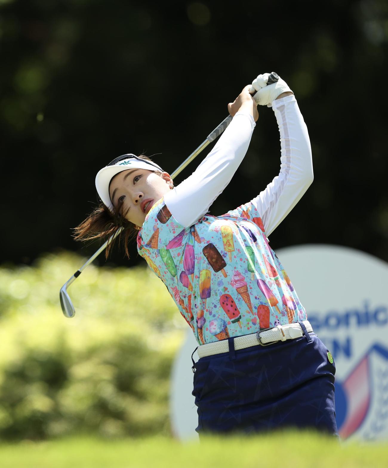 14番、ティーショットを放つイ・ヒョソン（撮影・河田真司）