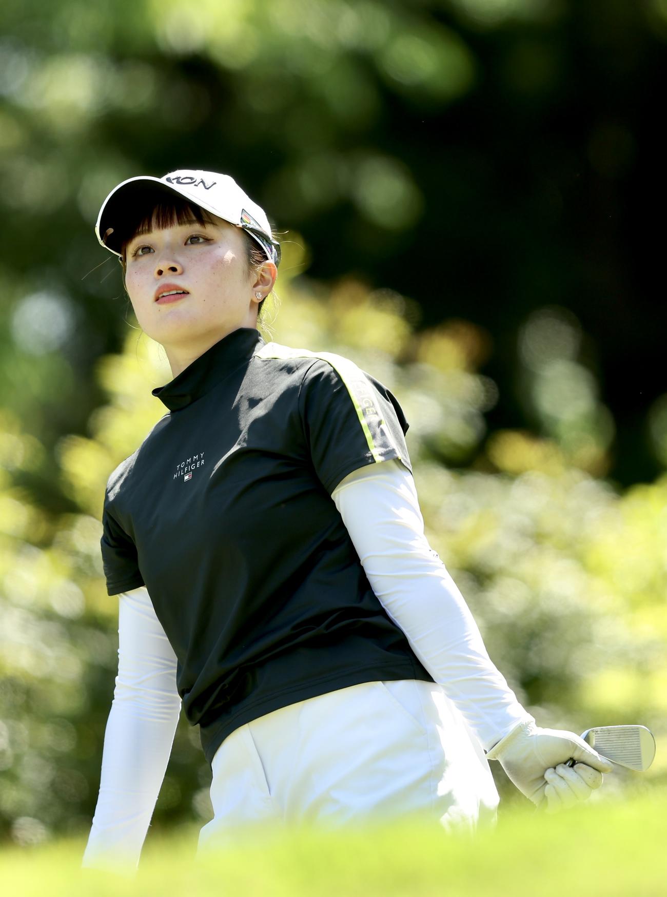 14番、ティーショットを放ち、打球の行方を見つめる山本（撮影・河田真司）