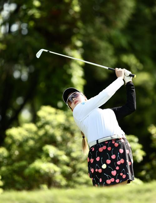 14番、ティーショットを放つ桑木（撮影・河田真司）