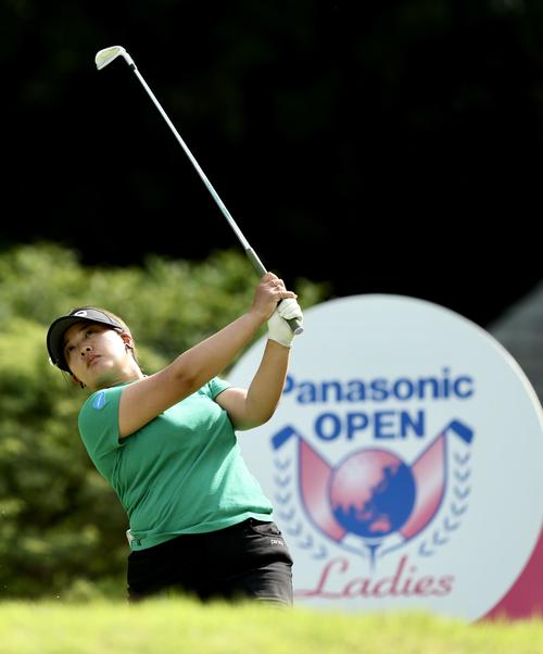 14番、ティーショットを放つ鈴木（撮影・河田真司）