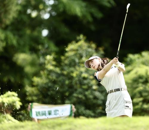 14番、ティーショットを放つ鶴岡果恋（撮影・河田真司）