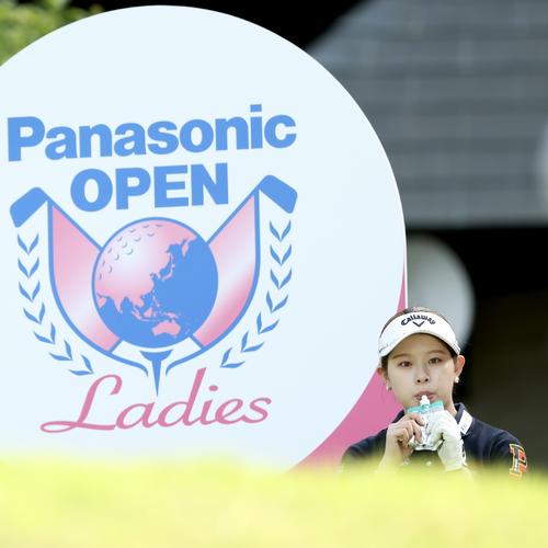 14番、エネルギー補給する吉田鈴（撮影・河田真司）