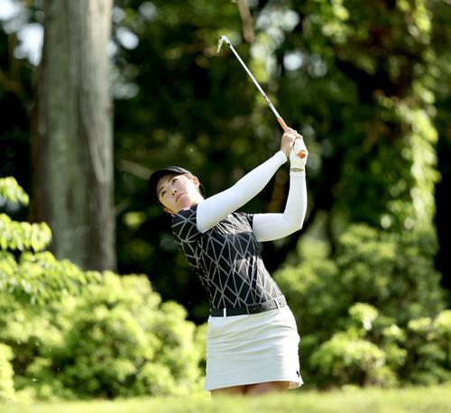 14番、ティーショットを放つ渡辺（撮影・河田真司）