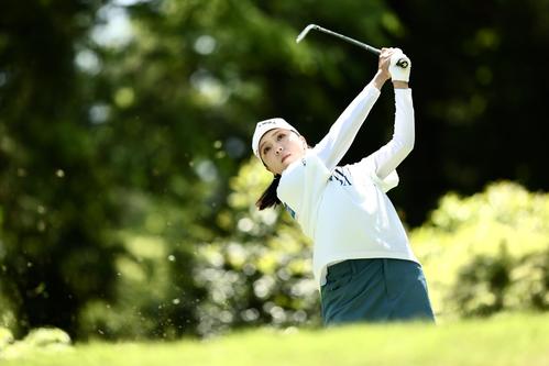 14番、ティーショットを放つ宮田（撮影・河田真司）