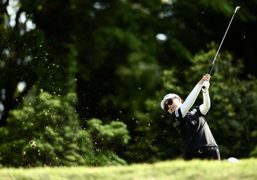 14番、ティーショットを放つ横峯（撮影・河田真司）