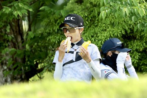 14番、エネルギー補給する安田祐（撮影・河田真司）