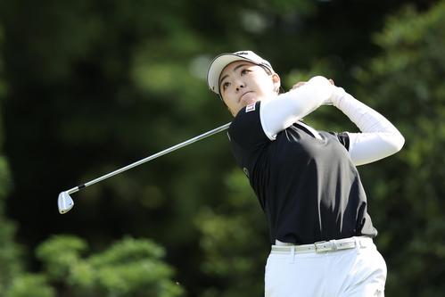 14番、ティーショットを放つ山内（撮影・河田真司）