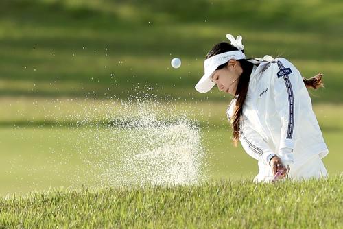 18番、バンカーショットを放つ臼井（撮影・河田真司）