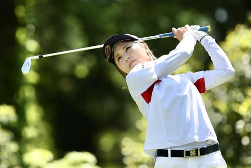 14番、ティーショットを放つ小野（撮影・河田真司）