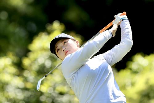 14番、ティーショットを放つ高久（撮影・河田真司）