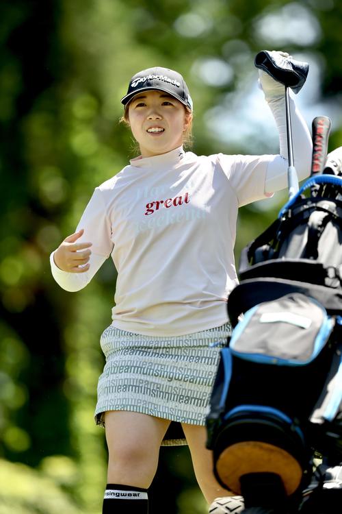 14番、ティーショットを放ち移動する手塚（撮影・河田真司）