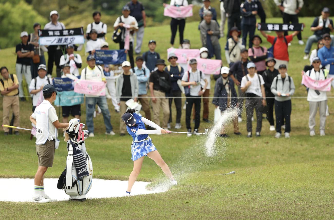 3番、バンカーショットを放つ菅沼（撮影・河田真司）