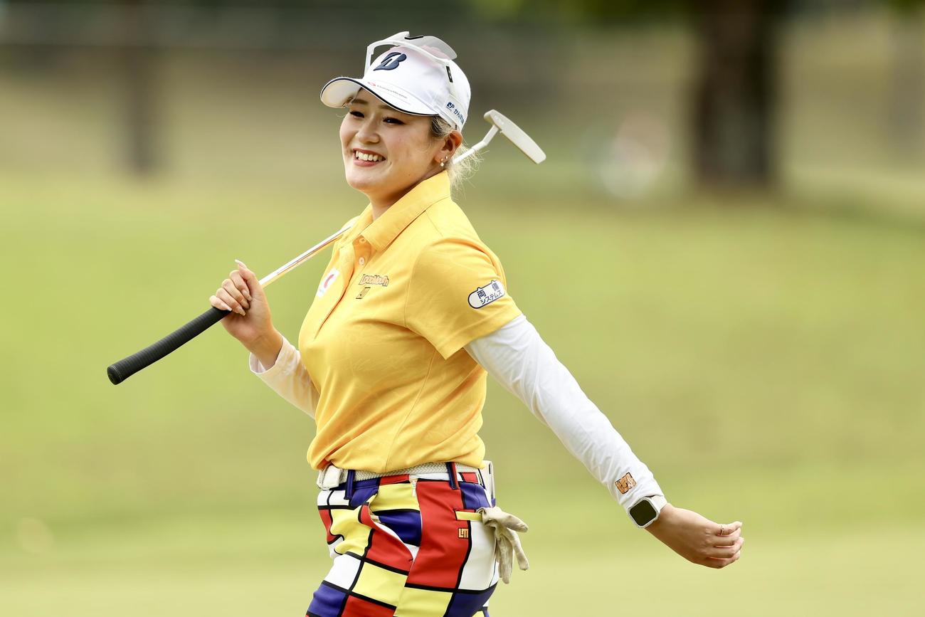 6番、笑顔で移動する桑木志帆（撮影・河田真司）