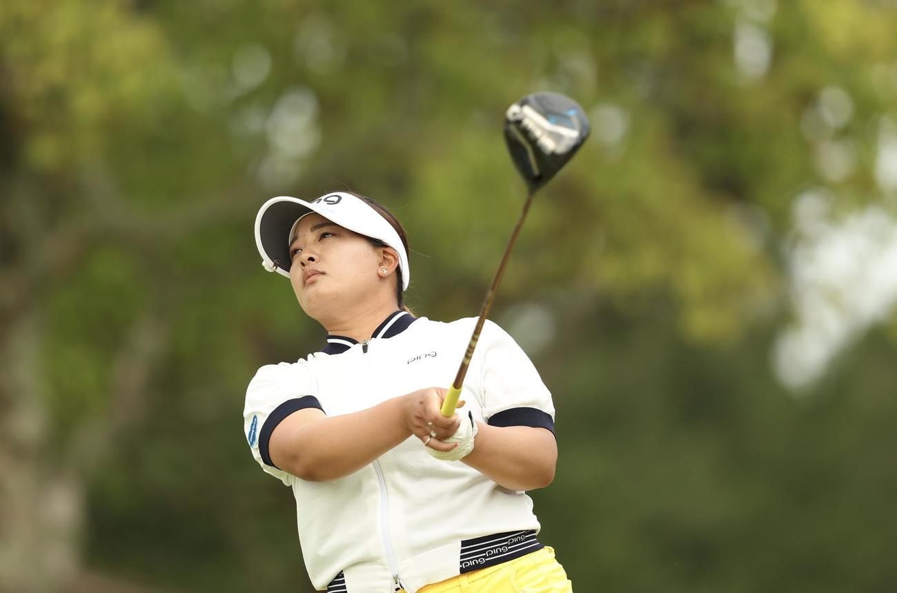 2番、ティーショットを放つ鈴木（撮影・河田真司）