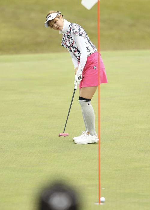 1番、バーディーパットを沈める都（撮影・河田真司）