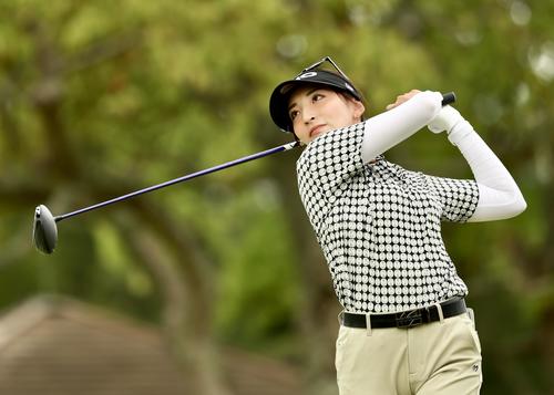 2番、ティーショットを放つ脇元（撮影・河田真司）