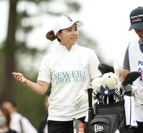 2番、笑顔を見せる山城（撮影・河田真司）