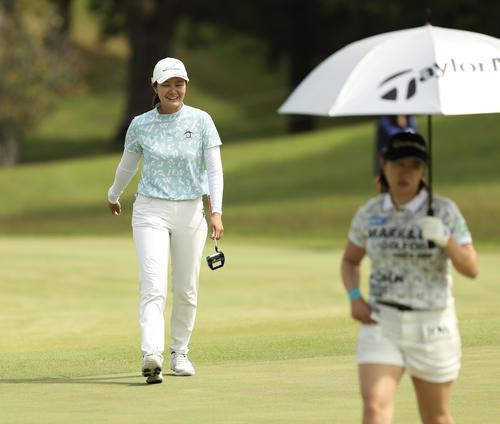 1番、笑顔で移動する神谷（撮影・河田真司）