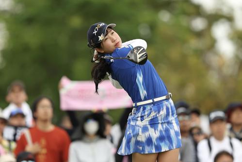 2番、ティーショットを放つ菅沼（撮影・河田真司）