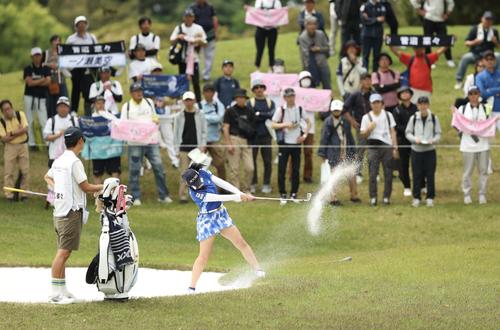 3番、バンカーショットを放つ菅沼（撮影・河田真司）