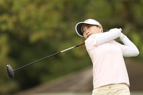 2番、ティーショットを放つ大出（撮影・河田真司）