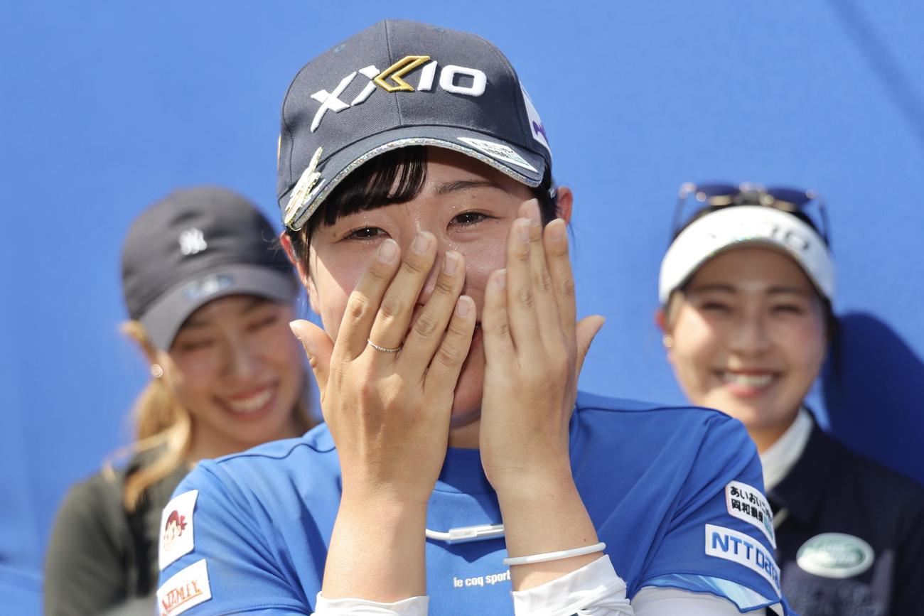 優勝を果たし、目に涙を浮かべ喜ぶ菅沼（撮影・河田真司）