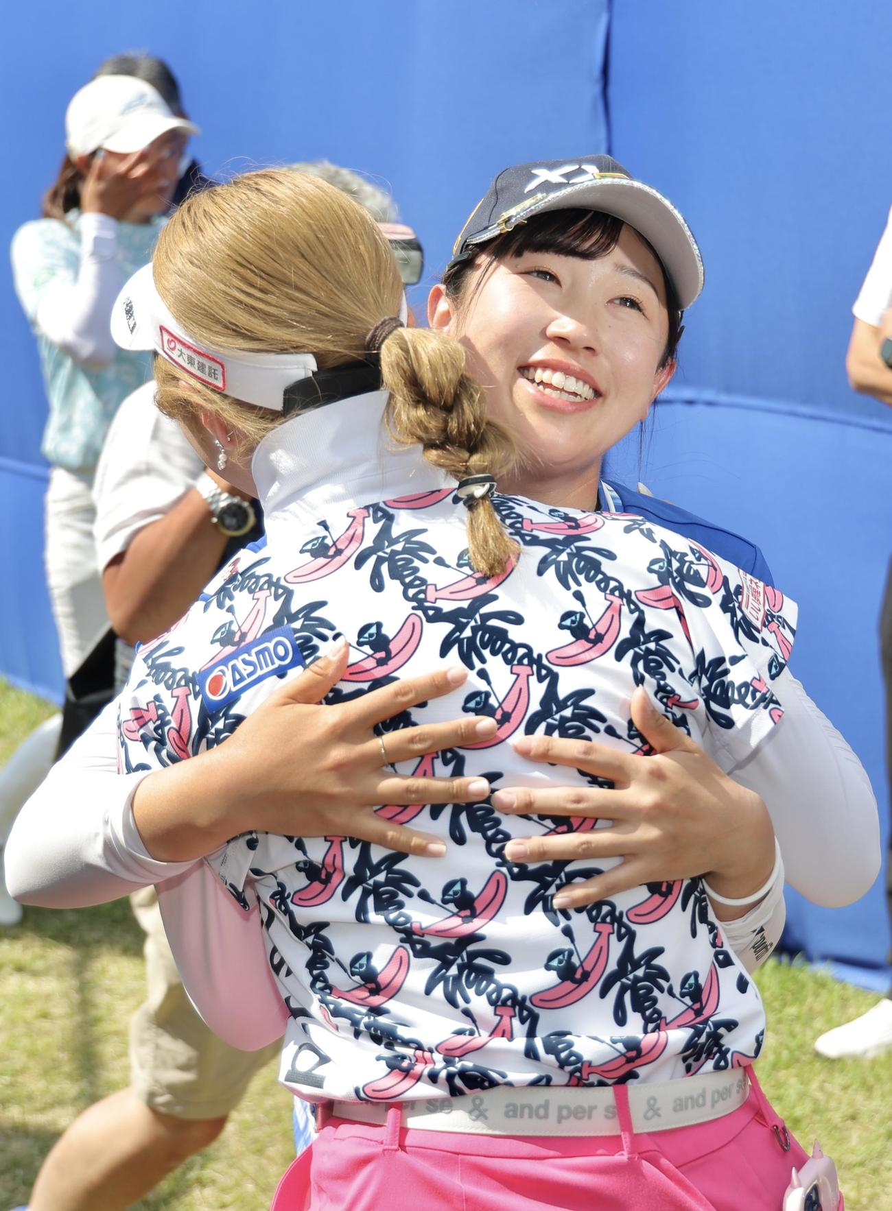 優勝を果たし、都（手前）から祝福を受ける菅沼（撮影・河田真司）