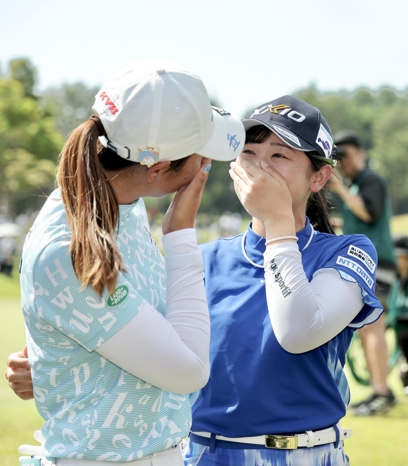 優勝を果たし、神谷（左）から祝福を受ける菅沼（撮影・河田真司）