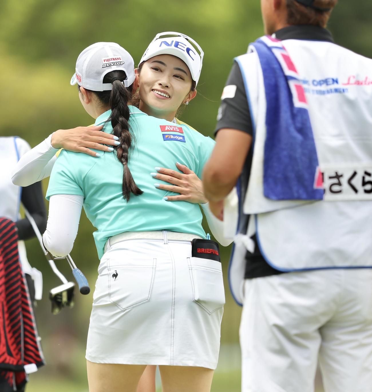 ホールアウトし、小祝さ（手前）とたたえ合う安田（撮影・河田真司）