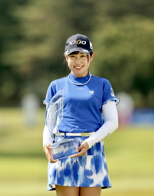 優勝トロフィーを手に笑顔を見せる菅沼（撮影・河田真司）