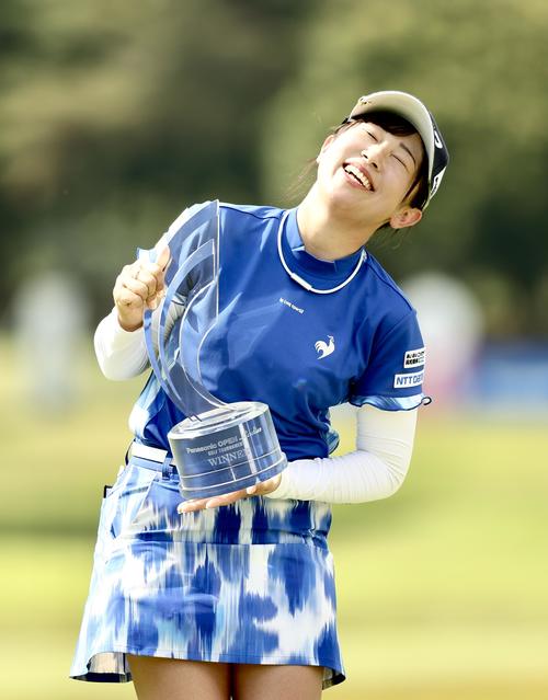 優勝トロフィーを手に笑顔を見せる菅沼（撮影・河田真司）