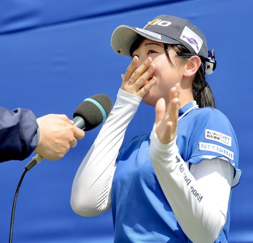 優勝インタビューで感極まる菅沼（撮影・河田真司）