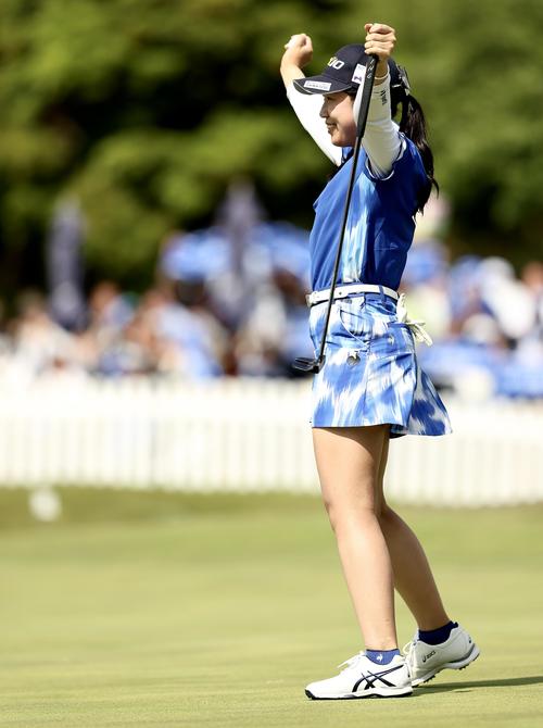 18番、パーパットを沈め優勝を果たし、ガッツポーズする菅沼（撮影・河田真司）