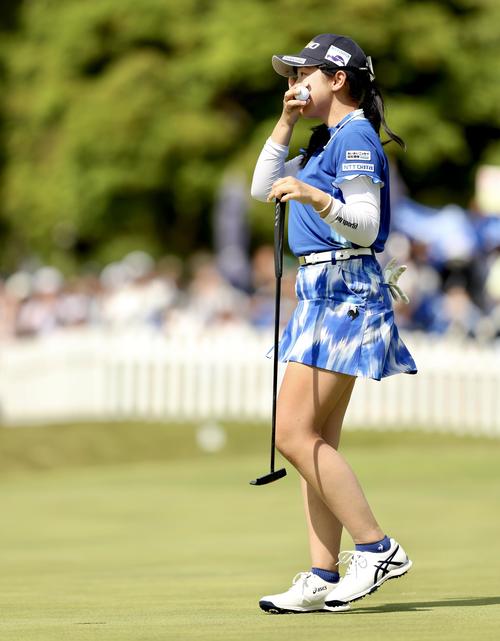 18番、パーパットを沈め優勝を果たし、感極まる菅沼（撮影・河田真司）