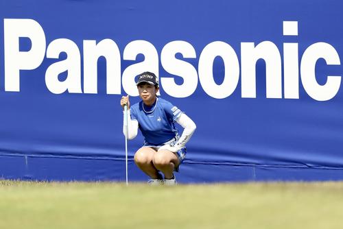 18番、ラインを読む菅沼（撮影・河田真司）