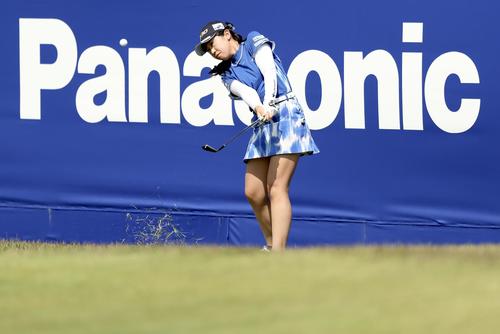 18番、アプローチする菅沼（撮影・河田真司）