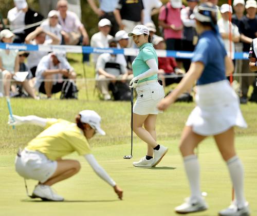 17番、グリーンを移動する小祝（中央）（撮影・河田真司）