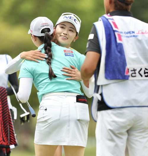 ホールアウトし、小祝さ（手前）とたたえ合う安田（撮影・河田真司）