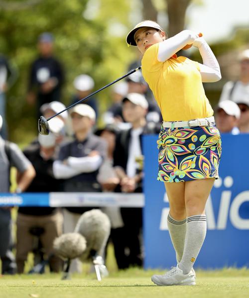 16番、ティーショットを放つ仲村（撮影・河田真司）