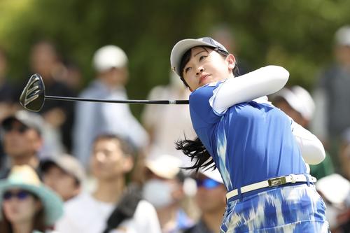 16番、ティーショットを放つ菅沼（撮影・河田真司）