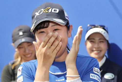 優勝を果たし、目に涙を浮かべ喜ぶ菅沼（撮影・河田真司）