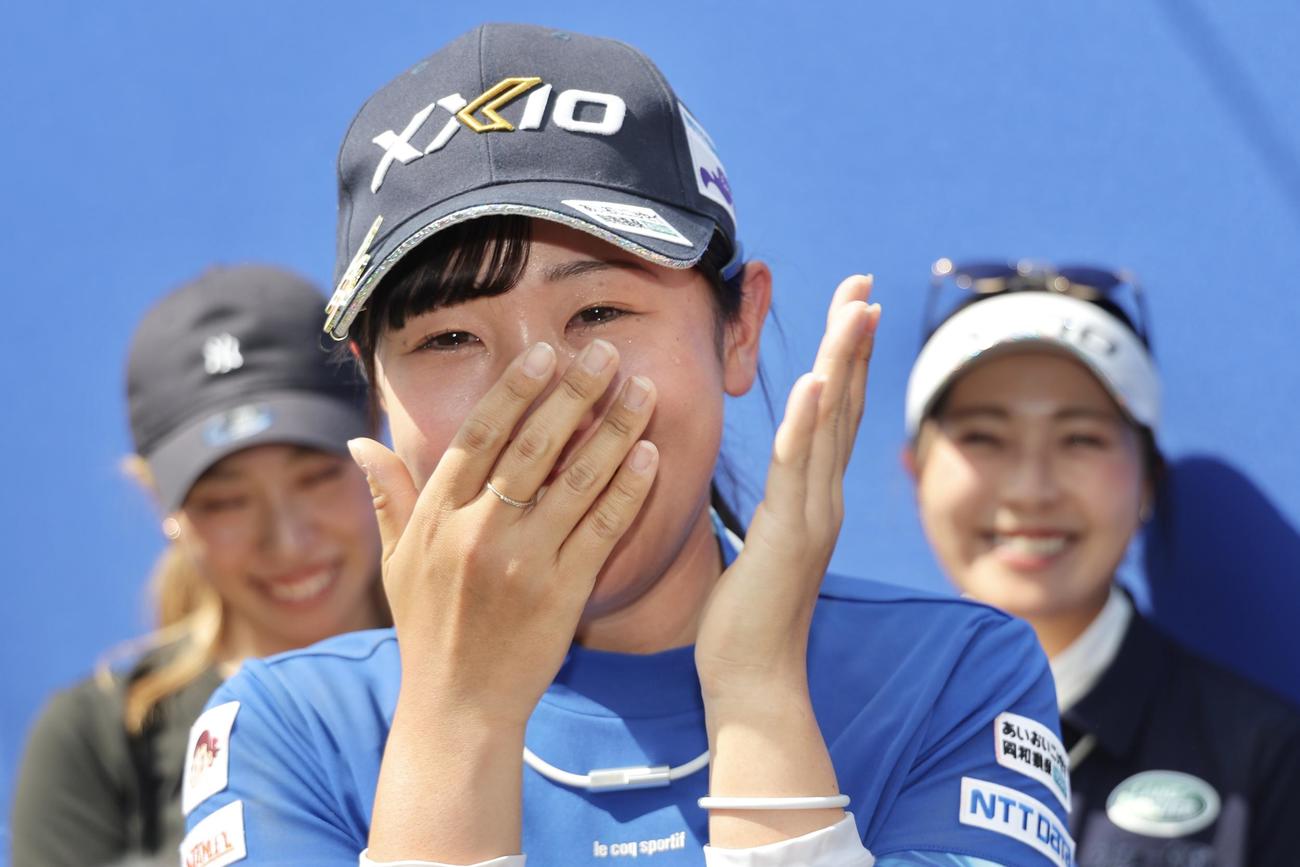 優勝を果たし、目に涙を浮かべ喜ぶ菅沼（撮影・河田真司）