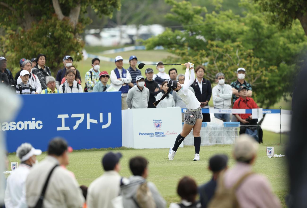 1番、ティーショットを放つ菅（撮影・河田真司）