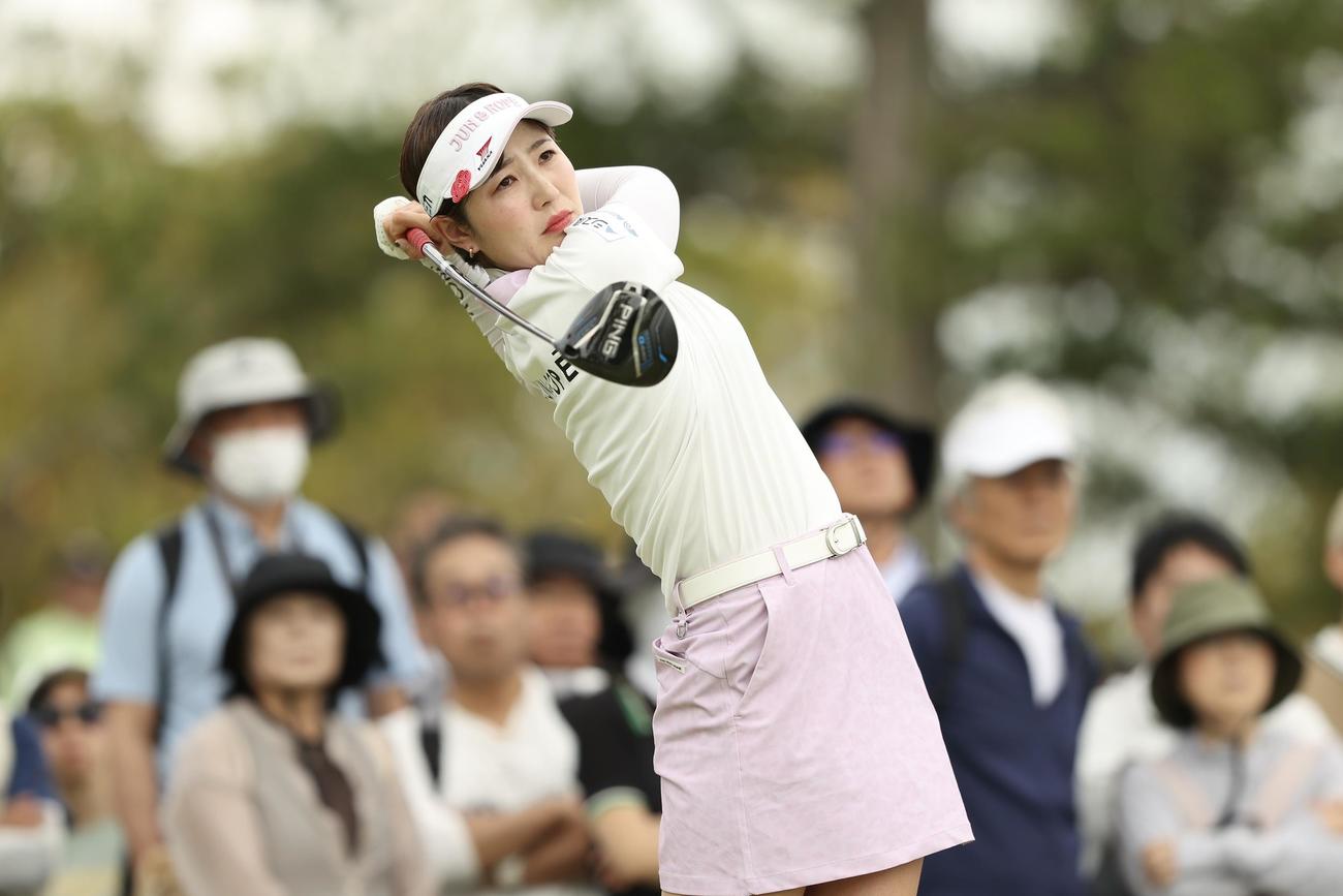 2番、ティーショットを放つ蛭田（撮影・河田真司）