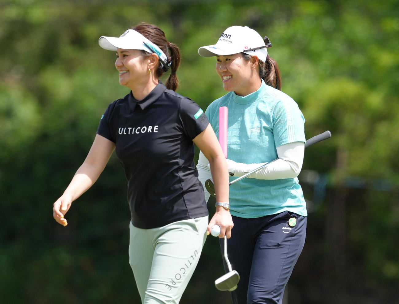 プロアマ戦を終え、笑顔を見せる畑岡（右）と宮里さん（撮影・足立雅史）