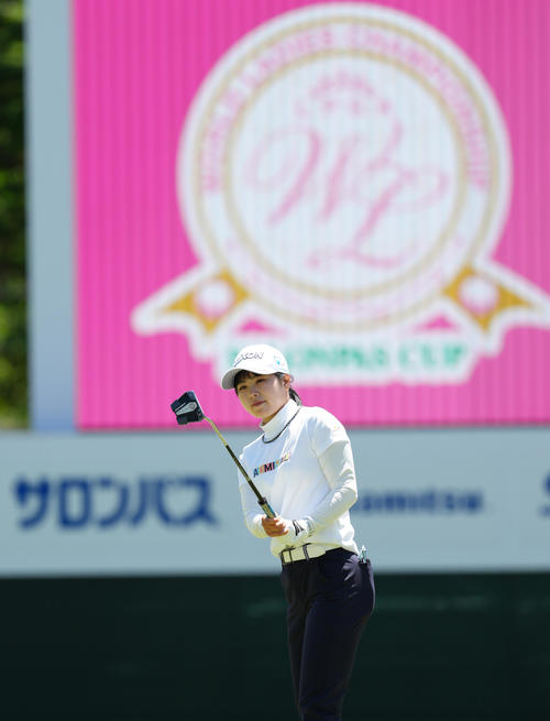 プロアマ戦でパットを確認する尾関（撮影・足立雅史）