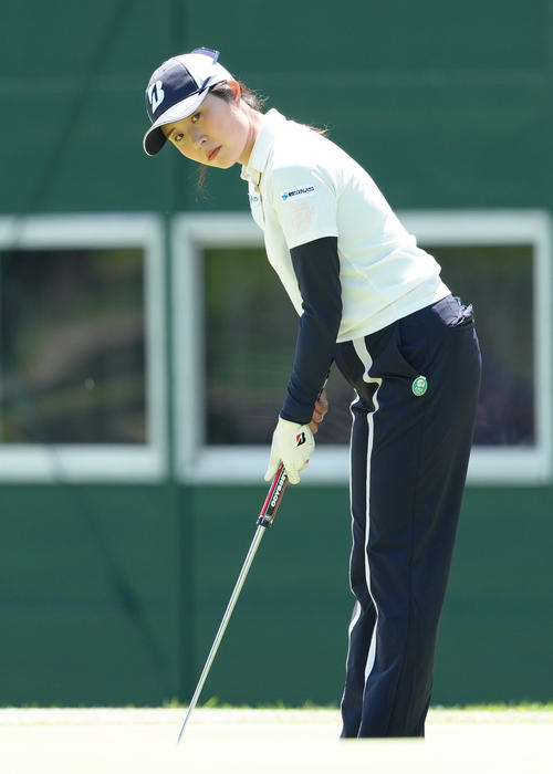 プロアマ戦でパットを確認する大里（撮影・足立雅史）
